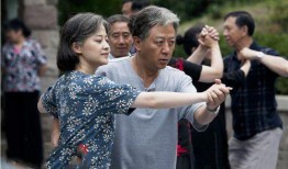 父母爱情35在线观看,情感纠葛再升级，家庭纷争引热议